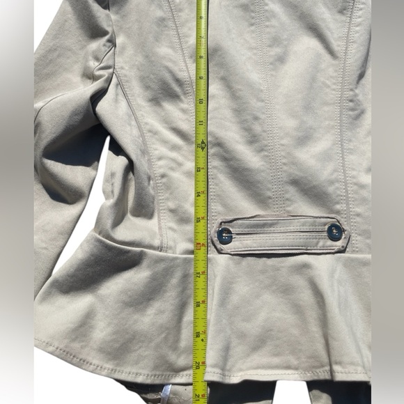 White House Black Market blazer in a light khaki shade Size 8 - Picture 5 of 7